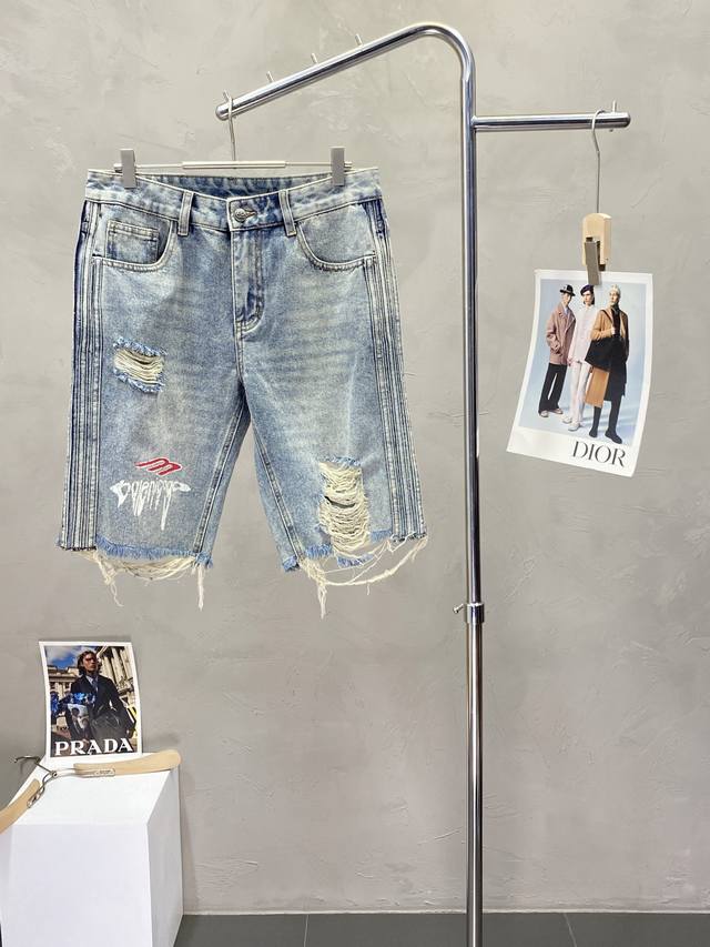 balenciga巴黎世家独家专供新款 休闲牛仔短裤高端版本！专柜定制面料 透气舒适度高，细节无可挑剔，品牌元素设计理念，体现高品质。Logo图案，手感细腻柔软