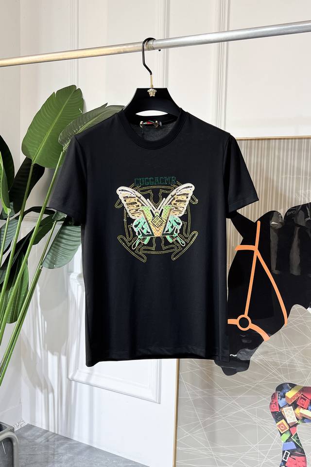 lv 2025Ss蛇年贺岁款春夏精品短袖T恤 官网同步 高端品质 定制顶级双丝光棉面料，顶级大厂1:1制作，时尚大牌重工艺Logo设计，手感柔软细腻 穿着亲肤舒
