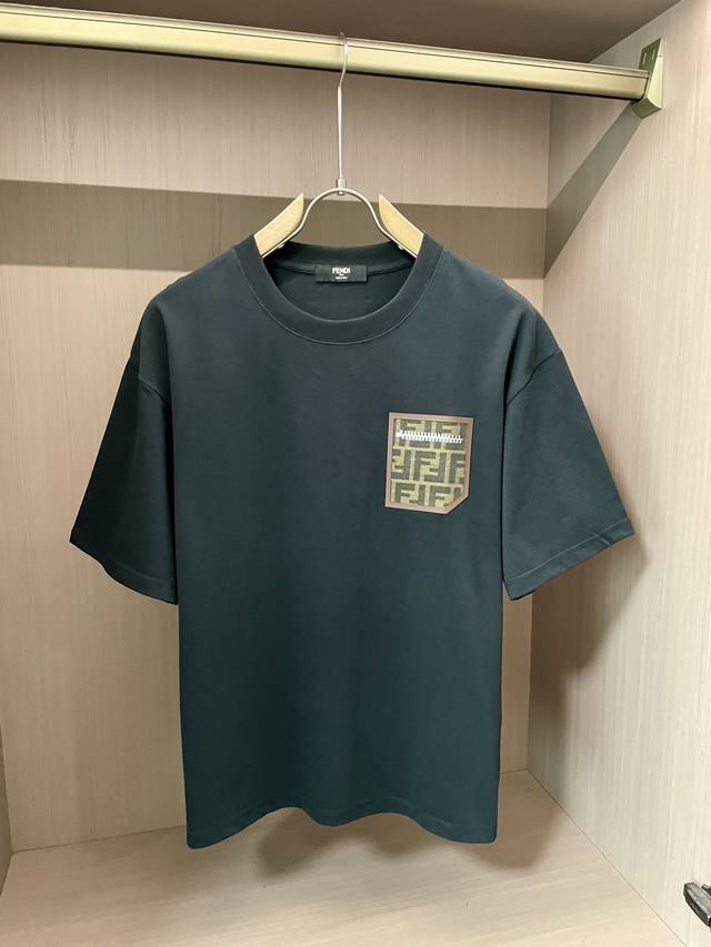 fd 2025春夏新款首发专柜最新款短袖圆领T恤 高端订制 设计前卫时尚！品牌Logo重工艺设计 高端定制260克面料.手感柔软.穿着舒适.专柜级别精致车线.做