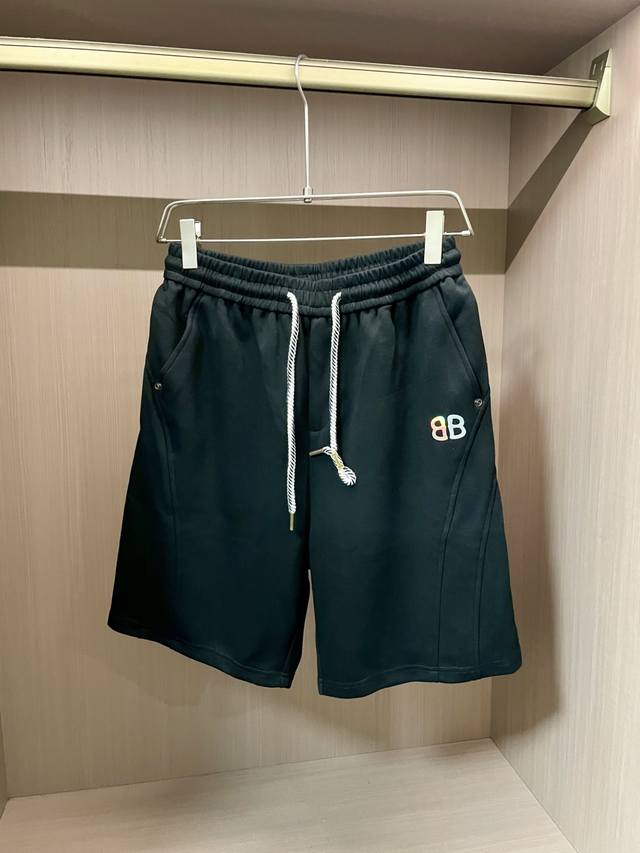 巴黎世家 2025夏季短裤！百搭松紧腰休闲五分裤！松紧腰 两侧插袋 面料采用客供定织高支纯棉料，上身透气，柔软亲肤，手感细腻、 腰部针织松紧腰加抽绳，上身不用担