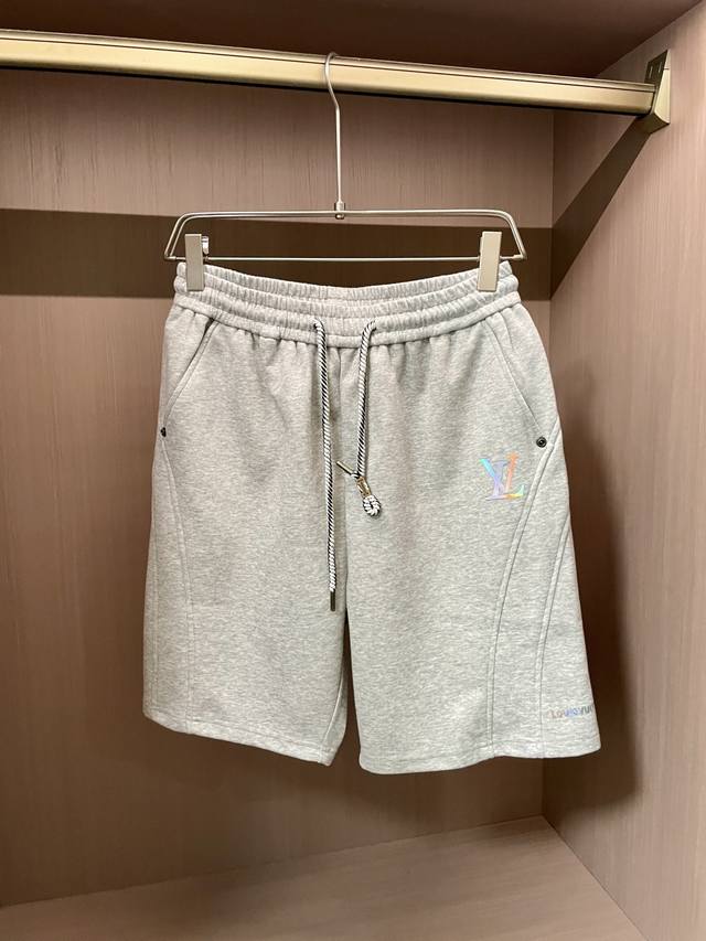 lv 2025夏季短裤！百搭松紧腰休闲五分裤！松紧腰 两侧插袋 面料采用客供定织高支纯棉料，上身透气，柔软亲肤，手感细腻、 腰部针织松紧腰加抽绳，上身不用担心过