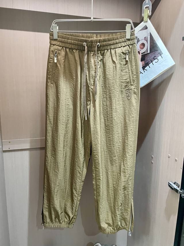 bur 慢跑休闲裤 码数M-Xxxl 这款混纺慢跑裤的质感格外透气舒适。采用简约修身版型，令腿部线条更显修长，是契合现代休闲衣橱的经典单品。缀饰腰带撞色细节，五