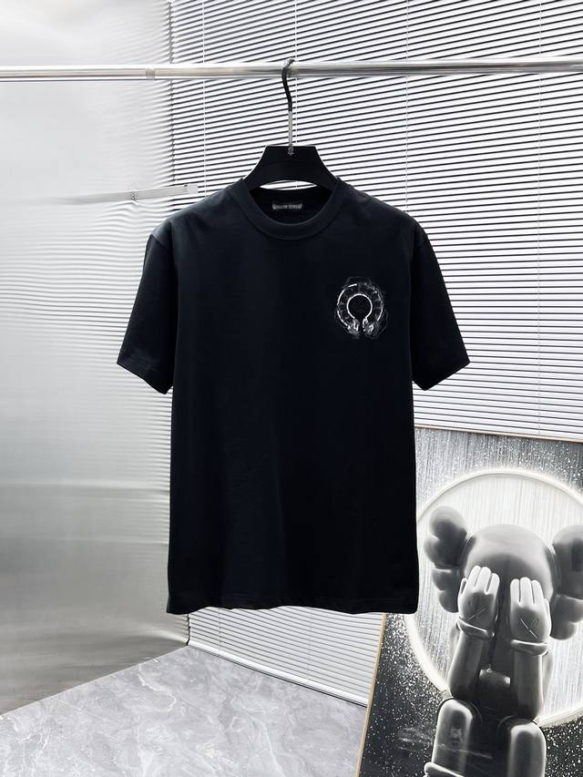 克罗心 Ch 2025新款 圆领 短袖 T恤 ，高端版本！专柜定制面料 透气舒适度高，细节无可挑剔，品牌元素设计理念，体现高品质。手感细腻柔软！呈现休闲裁剪，上