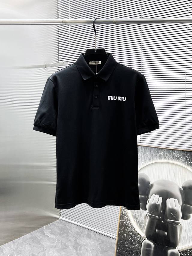 缪缪 2025Ss夏季新款 翻领短袖T恤 Polo衫，高端版本！专柜定制面料 透气舒适度高，细节无可挑剔，品牌元素设计理念，体现高品质。手感细腻柔软！呈现休闲裁