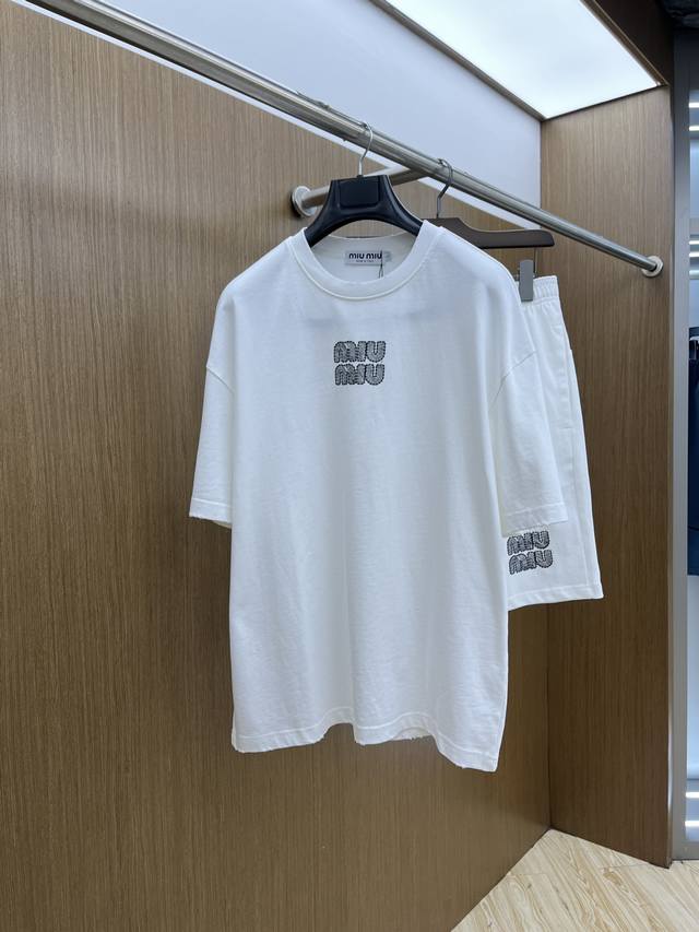 新款 套 Miu 2540春夏最新款休闲短裤短袖套装，男女款 贸易公司渠道稀出，同步官网发售！基本每一季都会有它的背影所在，期待着所有潮男潮女们的演绎！此款选用