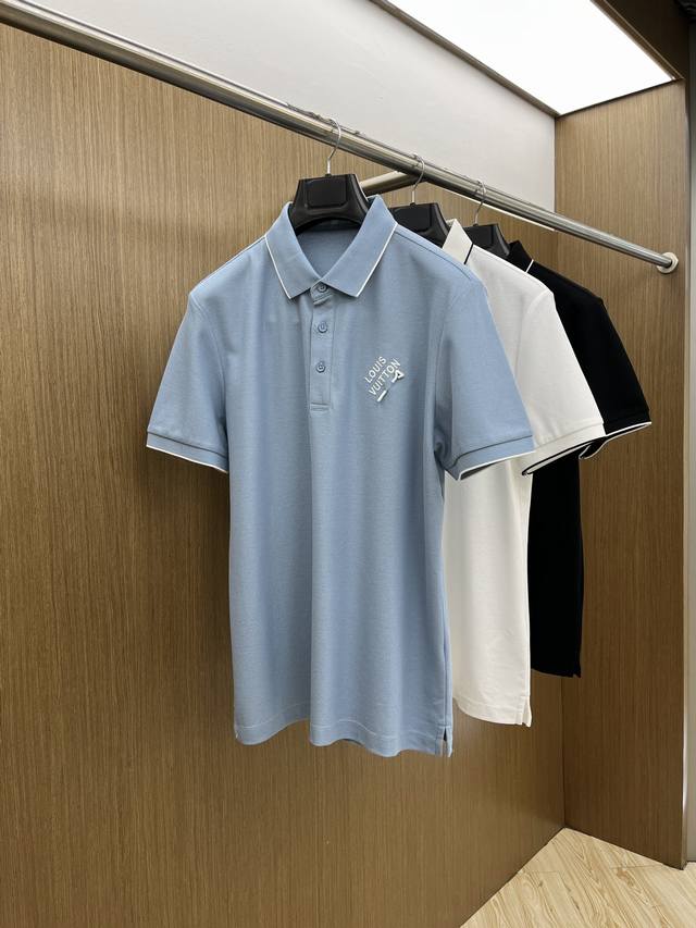 lv Ss早春新款 商务休闲通勤款,渠道精品唯美主义的英式裁剪艺术尽显男士魅力风采. 25春夏 专属标识Polo衫短袖T恤 经典的翻领裁剪工艺从未停止.既不单调