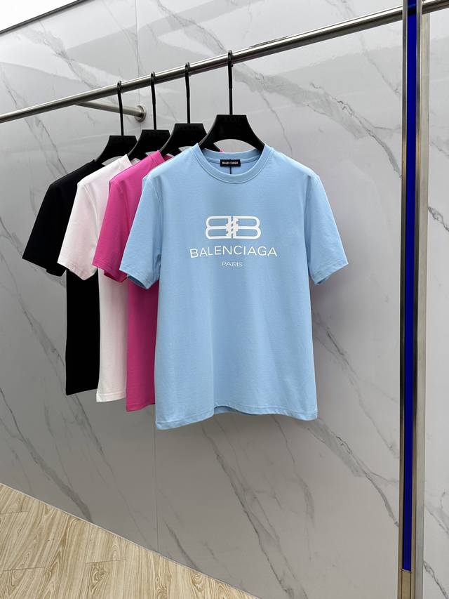 balenciag*巴黎 2025春夏新品上市时尚经典圆领短袖时尚单品设计，更加时尚舒适，高标准定制，上身非常有型，胸前品牌Logo 客供辅料，客供进口高档面料