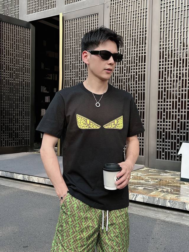 fendi 25Ss春夏新款首发专柜最新款短袖圆领T恤 高端订制 设计前卫时尚！品牌Logo重工艺设计 高端定制230克面料.手感柔软.穿着舒适.专柜级别精致车