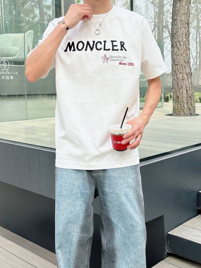 蒙口 25Ss春夏新款首发专柜最新款短袖圆领T恤 高端订制 设计前卫时尚！品牌Logo重工艺设计 高端定制230克面料.手感柔软.穿着舒适.专柜级别精致车线.做