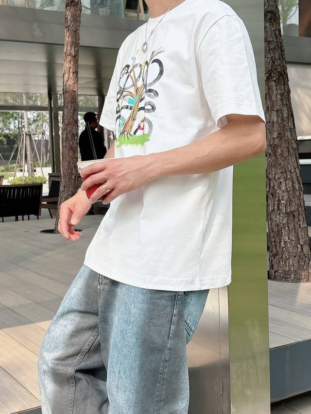 罗意威 25Ss春夏新款首发专柜最新款短袖圆领T恤 高端订制 设计前卫时尚！品牌Logo重工艺设计 高端定制230克面料.手感柔软.穿着舒适.专柜级别精致车线.
