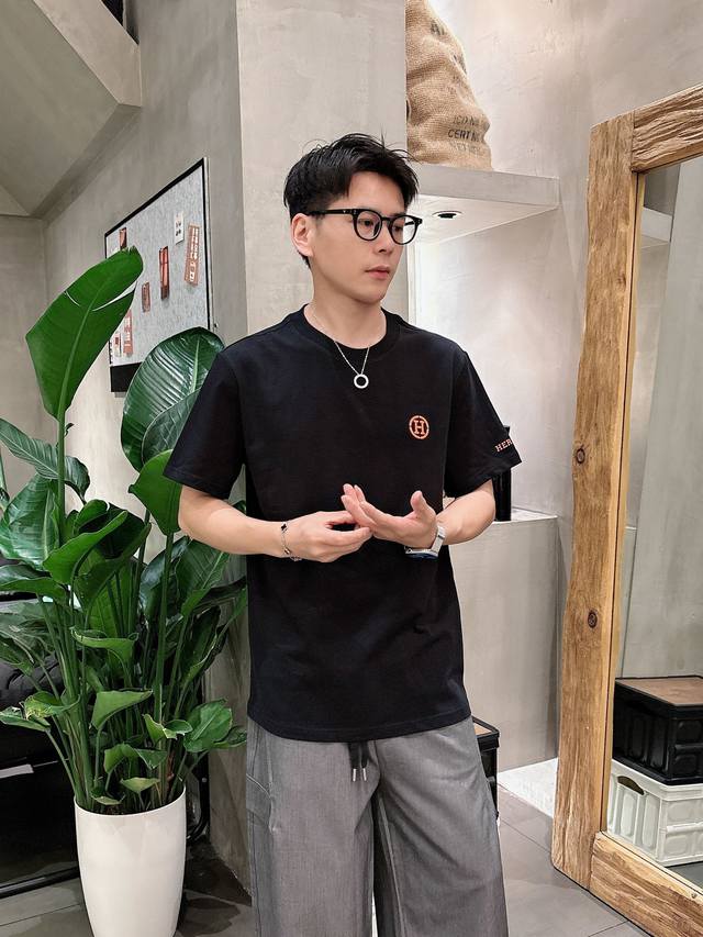 爱马仕25Ss春夏新款首发专柜最新款短袖圆领T恤 高端订制 设计前卫时尚！品牌Logo重工艺设计 高端定制240克面料.手感柔软.穿着舒适.专柜级别精致车线.