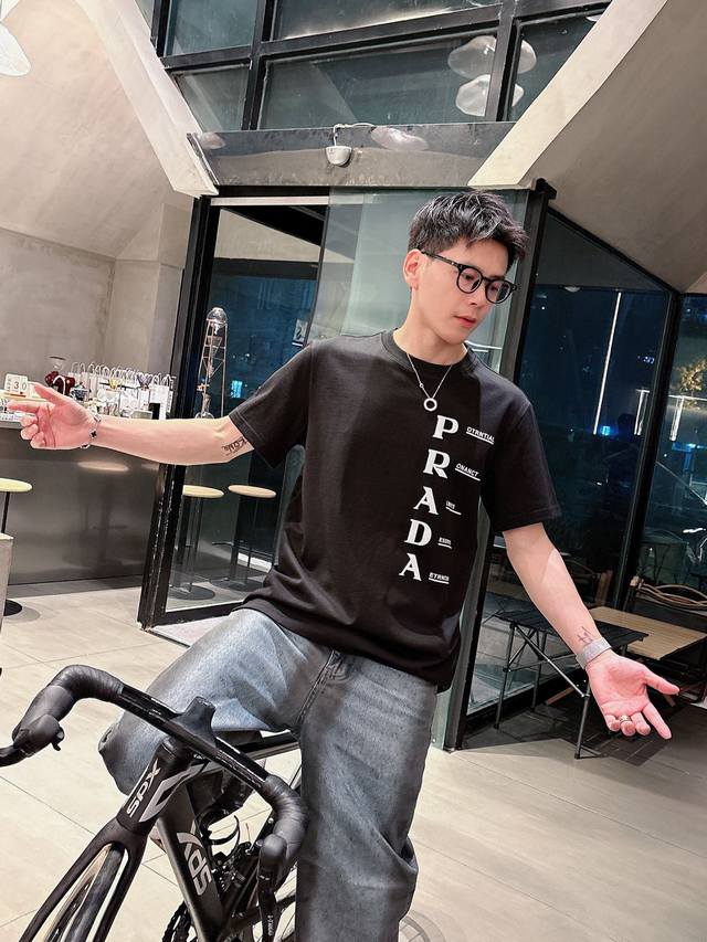 prada普拉达独家专供新款原单男士休闲短袖 高端定制 高版本 时尚百搭爆款进口面料 手感超柔软细腻 穿着亲肤舒适 高端精品 代工厂P精细做工 上身非常赞 男士