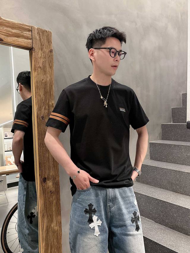杰尼亚 高定面料 玉蚕丝般的丝滑 2025春夏新品上市，时尚经典圆领短袖时尚单品设计，更加时尚舒适，高标准定制，上身非常有型，胸前品牌经典Logo 图案 客供辅