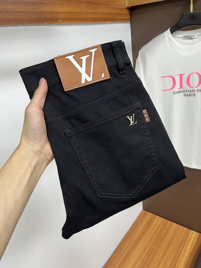lv 2025年夏季最新品牛仔裤出入专卖店无压力 专柜热销款 品味与价值共享 身穿着非常舒适 低调不失奢华 穿出去非常有档次,裤型款式和裁剪亦无需多言 上身精致