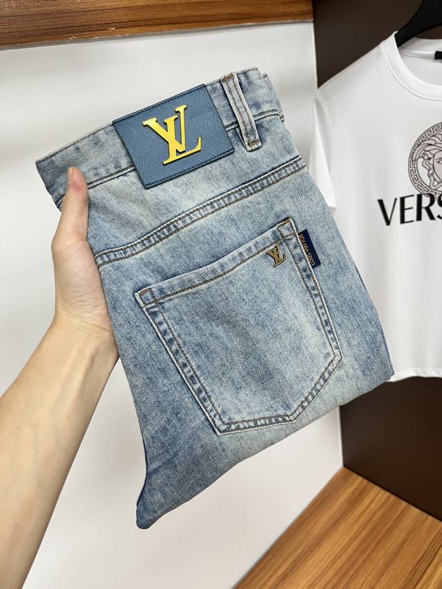 lv 2025Ss蛇年夏季贺岁款牛仔裤。原单1:1制作，日常必备的完美之选，简单大气亦时尚有型，定制进口丹宁面料 ，重工洗水工艺，做工复杂工艺精湛。轻松迎合四季