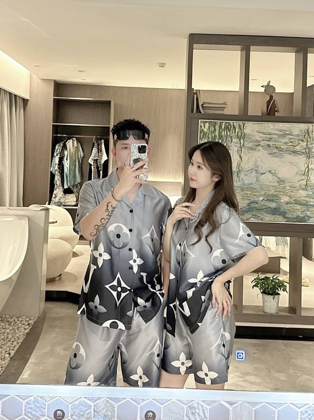 lv 情侣款 2025夏季新款 家居服 睡衣 套装，专柜定制冰丝面料 透气舒适度高，细节无可挑剔，品牌元素设计理念，体现高品质。手感细腻柔软！呈现休闲裁剪，上身