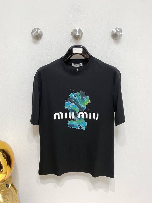 miu Miu缪缪 2025Ss春夏最新款短袖T恤出货啦！！ 2025新款T恤 高版本专用面料 高克重纯棉丝光面料 上身舒适不失挺阔 针脚刺绣工艺、数字印花、植
