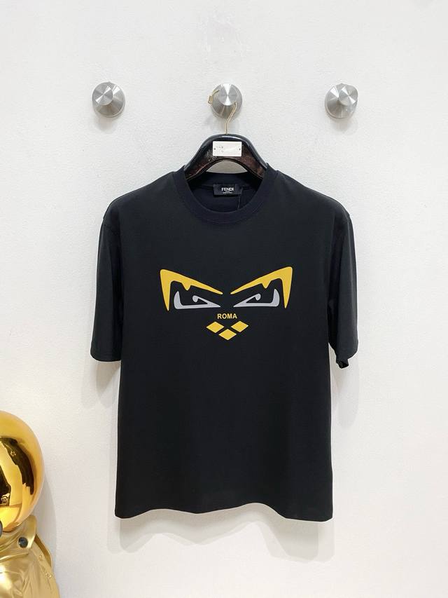 fendi芬迪 2025Ss春夏最新款短袖T恤出货啦！！ 2025新款T恤 高版本专用面料 高克重纯棉丝光面料 上身舒适不失挺阔 针脚刺绣工艺、数字印花、植绒工