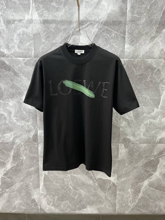 loewe罗意威 2025Ss春夏高品质纯棉短袖T恤，顶级原单品质，当下最新工艺要求，顶级订单要求车线做工，超级好搭配，顶级定制，搭配整件细节 ，品质及剪裁设计