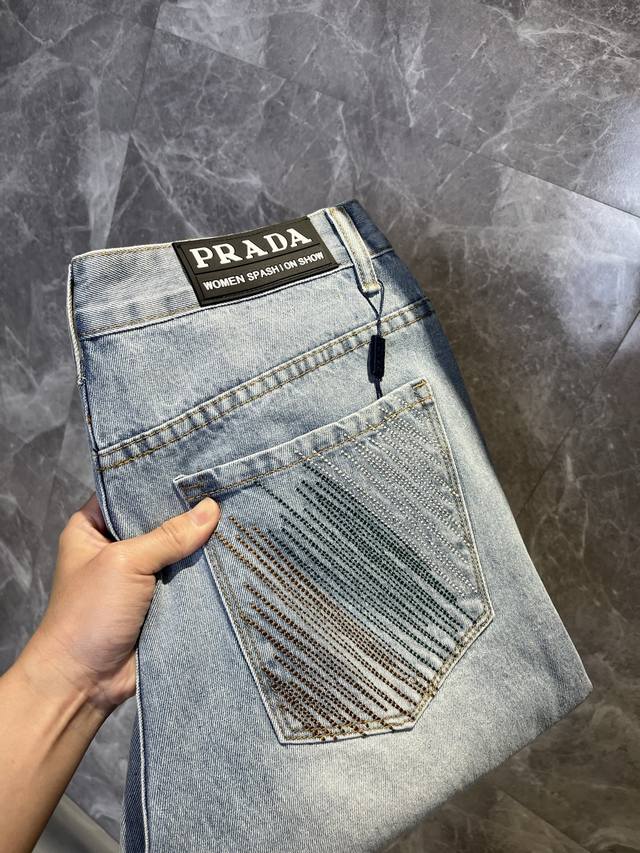 prada普拉达 2025Ss新款原单爆款牛仔裤 直筒宽松版 超级定制款 原版五金 超级重工工艺 版型超赞，细节做工无可挑剔！款式不挑人，做工高档，超强好货不等