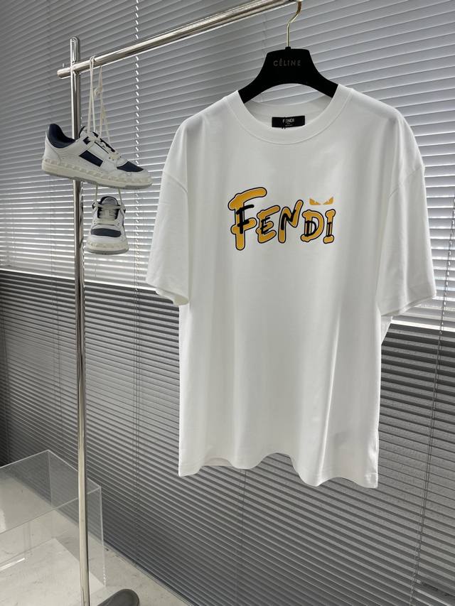 fendi芬迪 2025夏季最新品，专柜同步有售，原单狠货，休闲时尚圆领短袖T恤，进口原版面料，顶级印花工艺字母图案Logo，独特设计，上身舒适透气，档次极高，