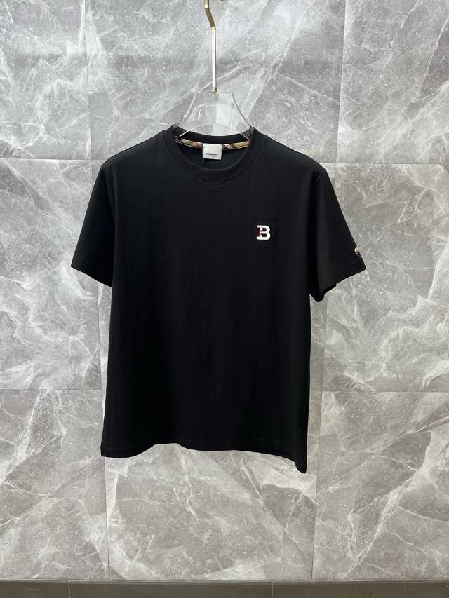 burberry巴宝莉 2025春夏新款高克重重磅圆领短袖出货啦！！ 春夏出门必备款 定制高克重纯棉面料 搭配当下流行重工工艺 做工走线精细 面料上身舒适 三标