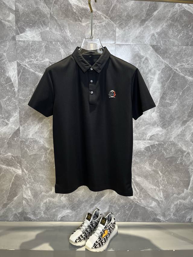 moncler蒙口 2025春夏新款男士翻领短袖商务休闲Polo衫，无痕系列，定制面料， 上身舒适透气亲肤感极佳，满足春夏场景穿着需求。简约休闲款式打造成熟与稳
