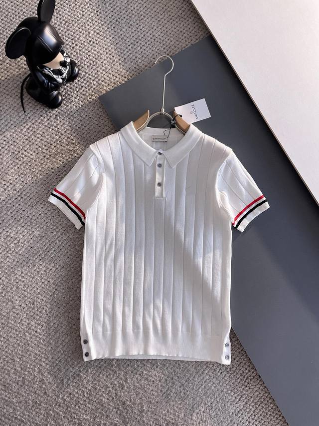 moncler蒙口 2025 新品短袖Polo，帅气时尚，顶级定位顶织字母Logo，简约百搭款。面料针织 不仅挺括，保持潮流的廓形，又穿着舒适，纱织更细腻，码数
