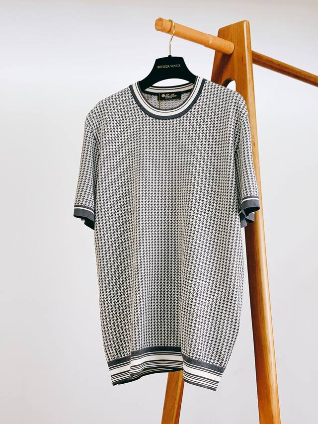 loropiana L. P2610Ss春夏新品 当经典遇上时尚，这款T恤便是最佳诠释。整体以简约的千鸟格图案铺陈，撞色交织，似在诉说低调而深沉的意式美学。领口