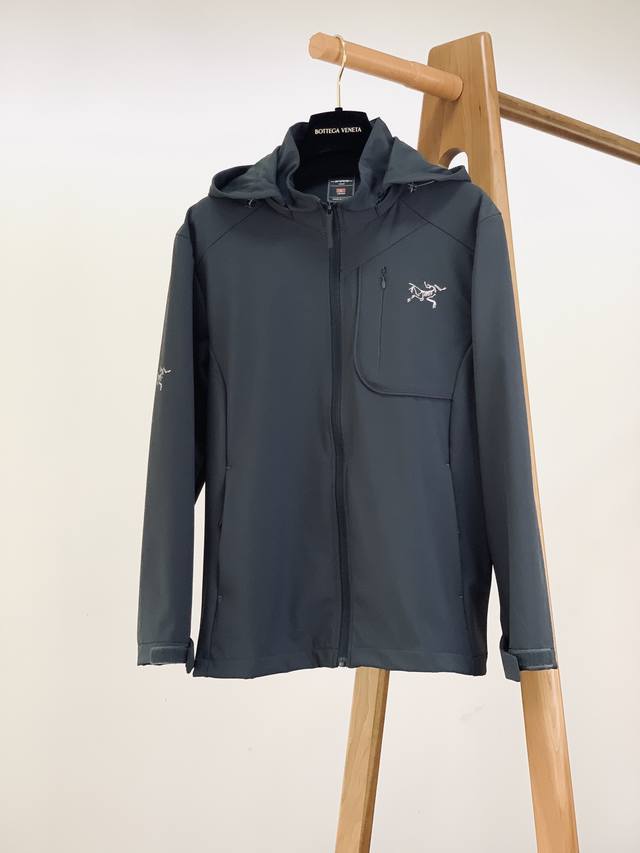 arcteryx 始祖鸟 最新薄款户外拉链软壳夹克弹力外套，功能性外壳面料90锦纶10氨纶！ 轻薄，耐磨，透气，四面弹都是基础属性！具备出色的轻量化，抗撕裂以及