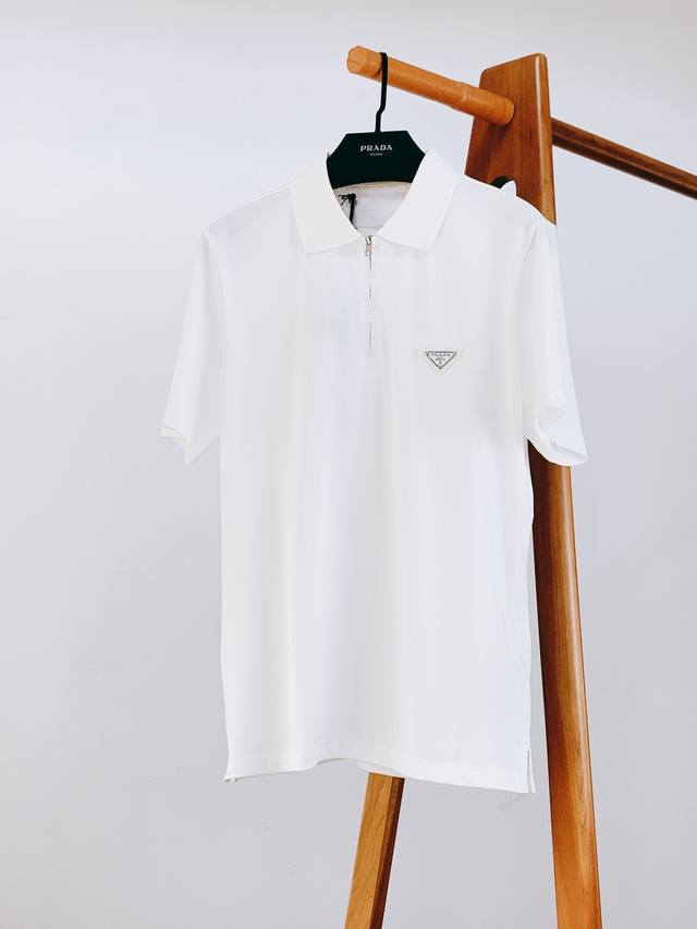 prada 普拉达 2025Ss春夏新品 新款三角标半拉链Polo衫，采用珠地棉面料精心打造，客供五金辅料装饰，以全新运动风格呈现经典设计，款式新颖时尚，休闲商