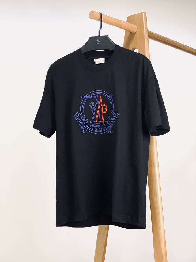moncler 蒙口 2025Ss春夏新品 休闲圆领T恤，立体感Logo微廓形半袖T恤，甄选高支埃及长绒棉，手感面糯有骨感，柔而有韧性。液氨工艺处理，韧性和抗皱