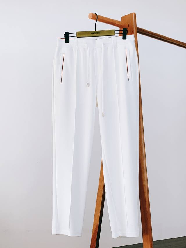 loropiana L. P2610Ss春夏新品 Lp新款慢跑裤巅峰制作 以米兰匠艺之名，春夏系列呈现这款颠覆传统的高级男装长裤。前幅双直袋创新运用明暗交织的撞