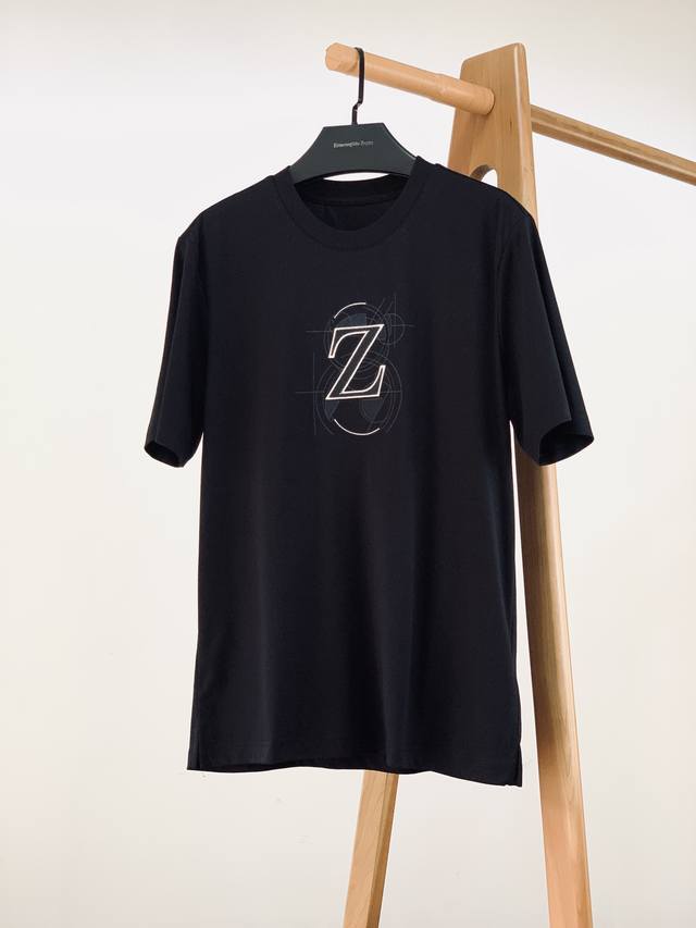 ermenegildo Zegna杰尼亚 2025Ss春夏新品 Zz时装线，刺绣图腾Logo短T。 甄选优质面料，手感面糯有骨感，柔而有韧性。 液氨工艺处理，韧