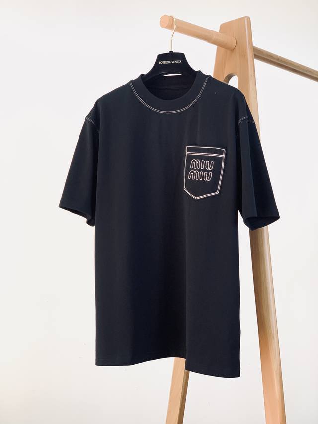 miumiu 缪缪 时尚界的宠儿！尽显奢华品质。甄选优质面料打造，奢华与时尚的完美结合，以其精湛的工艺和独特的设计理念闻名于世，这款T恤更是将品牌的经典元素与现