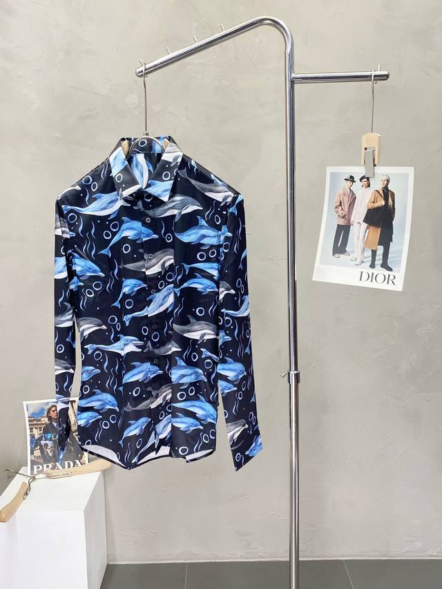 dior迪奥独家专供新款男士休闲衬衫 高端定制 高端版本 时尚百搭爆款进口面料 手感超柔软细腻 穿着亲肤舒适 高端精品 代工厂P精细做工 上身非常赞 男士必备单