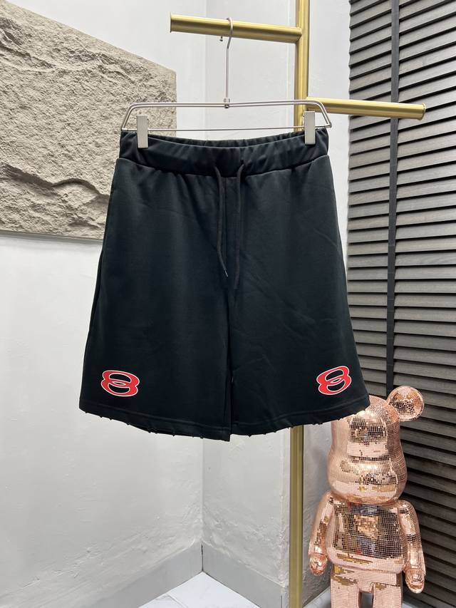 短裤 Bal 白色条纹装饰徽标刺短袖套装、代工厂P出品 单品正面的Unity Sports Icon刺绣以高精度工艺呈现，模糊了运动标识与当代艺术的边界，呼应品