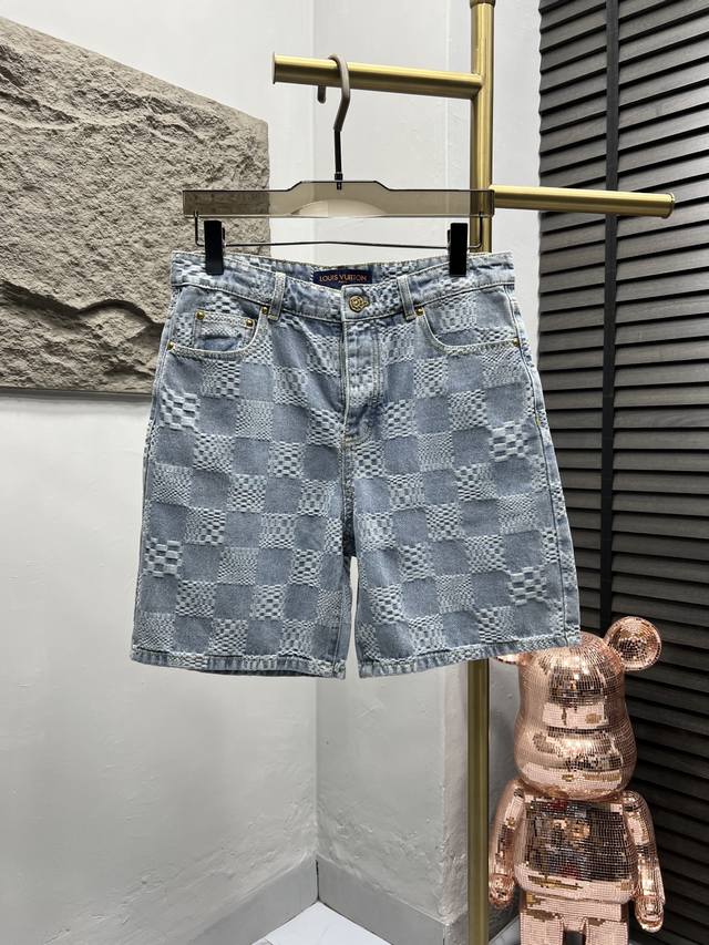 短裤 -驴牌 25Ss新款套装短袖衬衫以 Damier 提花与种子图案烘托轻盈质感，为细腻青年布织入 Marque L.Vuitton DéPoséE 标识，令