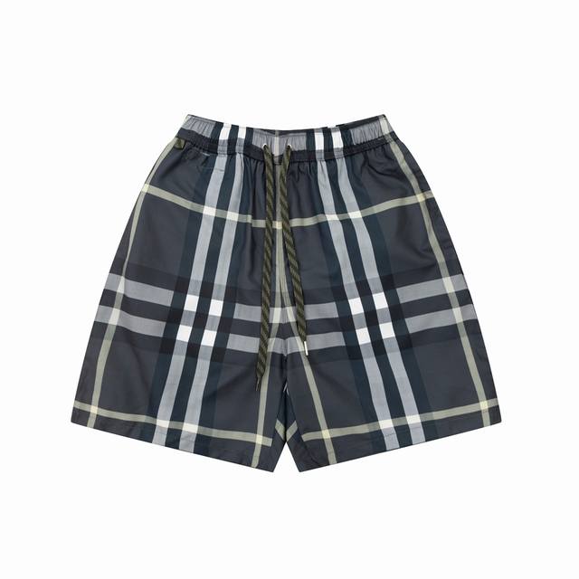 burberry Ss春夏新款 Bbr 格纹弹力抽绳短裤，内里网布里衬，定位对格剪裁，休闲宽松版型， 颜色：灰色、卡其色、绿色 尺码Xs、S、M、L