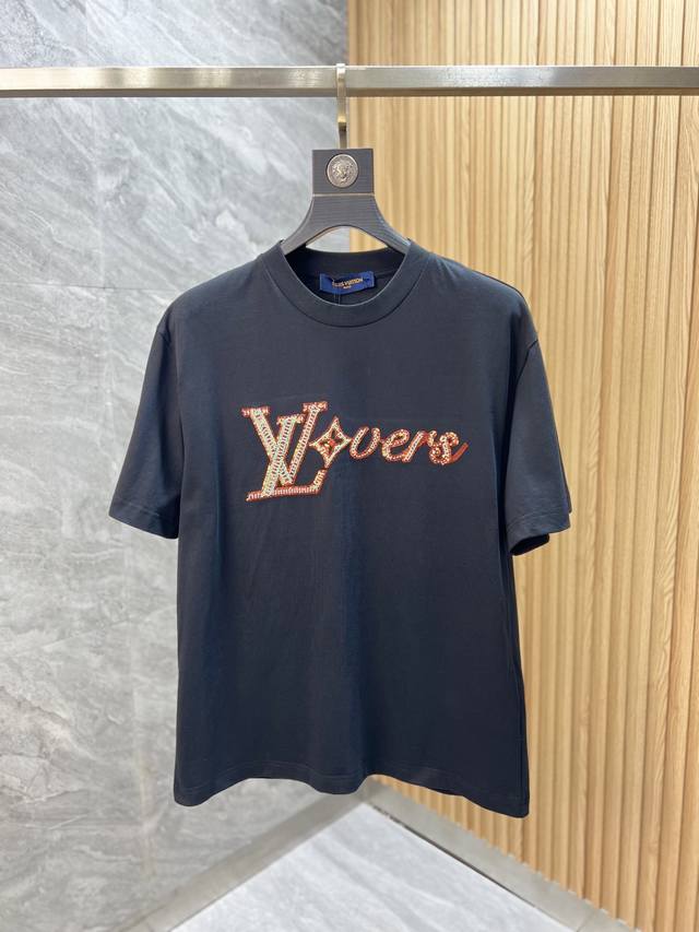 lv 路易威登 2025年春夏新品上新 三标齐全 纯棉圆领短袖T恤 好货不用过多介绍 看细节 专柜码数：Xs-Xl 175 140建议S