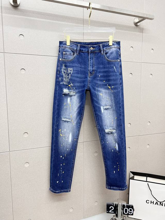 lv 男士丹宁牛仔裤，官宣画册海报穿搭款！ 客供高级进口的丹宁原色面料，特选日本冈山纯正13Oz 盎司牛仔布料，重磅环保植物酵素水洗工艺，肌理有着淡淡的复古色彩