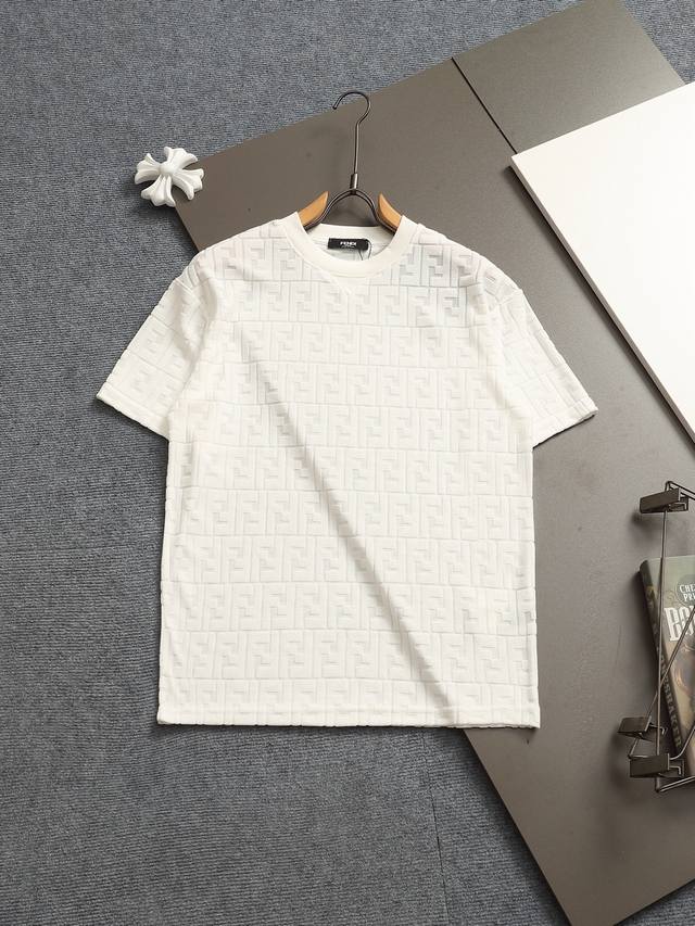 fendi 芬迪微宽版型Xs-L 新款独家限定 25年最新最顶级 毛巾提花绣字母Logo 双袖后背格纹贴布 精美重工艺 310克洗水面料T恤作为奢侈界的龙头，领