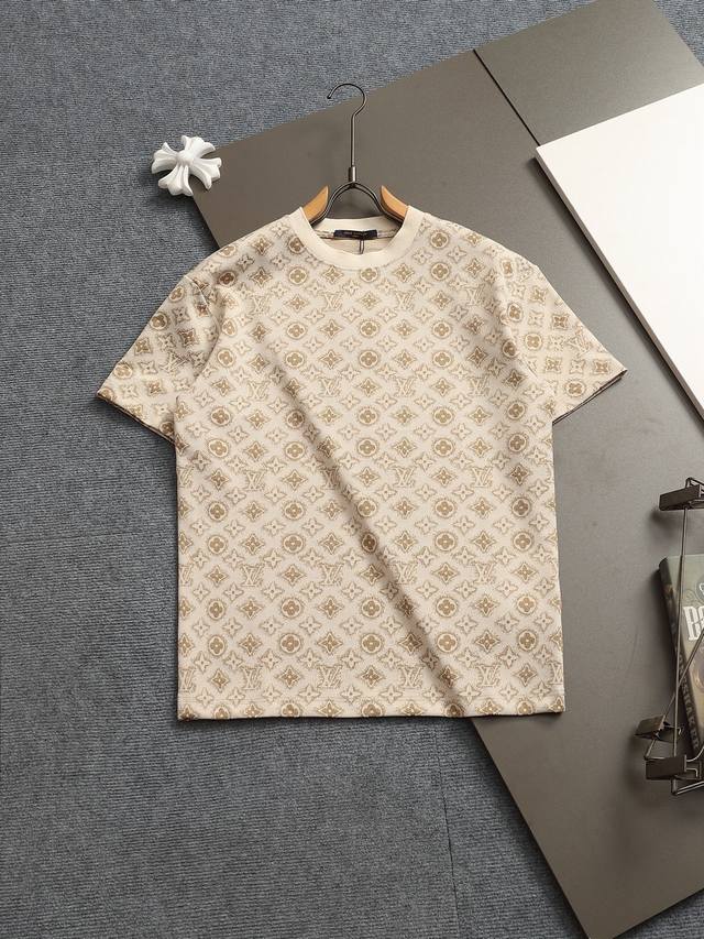 louis Vuitton 路易威登 1V 微宽版型Xs S M L 25Ss 1V 新品专柜走秀款 满印短袖T恤，男女同款！短袖不在千篇一律的大众脸，而是一定