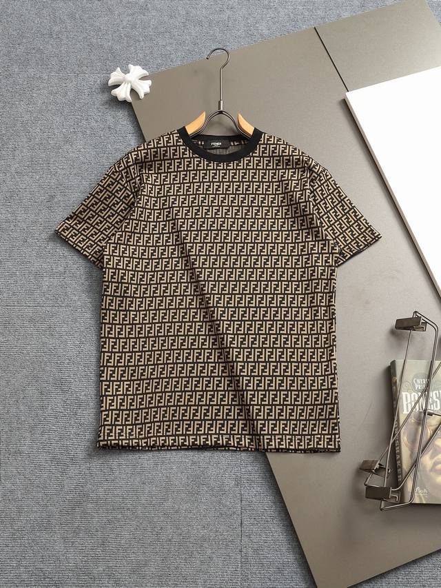fendi 芬迪微宽版型Xs-L 新款独家限定 25年最新最顶级 满印花Logo暗纹绣字母Logo 双袖后背格纹贴布 精美重工艺 300克洗水面料T恤作为奢侈界
