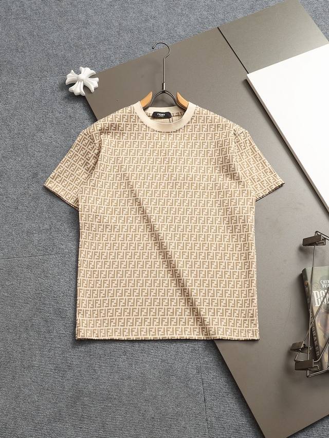 fendi 芬迪微宽版型Xs-L 新款独家限定 25年最新最顶级 满印花Logo暗纹毛巾绣字母Logo 双袖后背格纹贴布 精美重工艺 300克洗水面料T恤作为奢