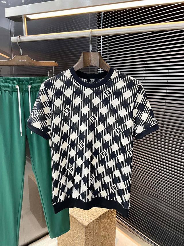 fendi- 芬迪 系列 Vip高级定制 2025春夏季新款短袖 百搭款式 任何人都可以轻松驾驭 面料全订制 高定一等品暗提花面料 面料手感柔软，数码印花工艺，