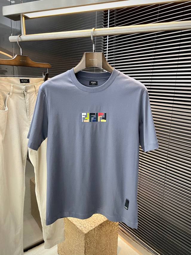 fendi- 芬迪 系列 Vip高级定制 2025春夏季新款短袖 百搭款式 任何人都可以轻松驾驭 面料全订制 高定一等品丝光棉面料 面料手感柔软，上身舒适柔软