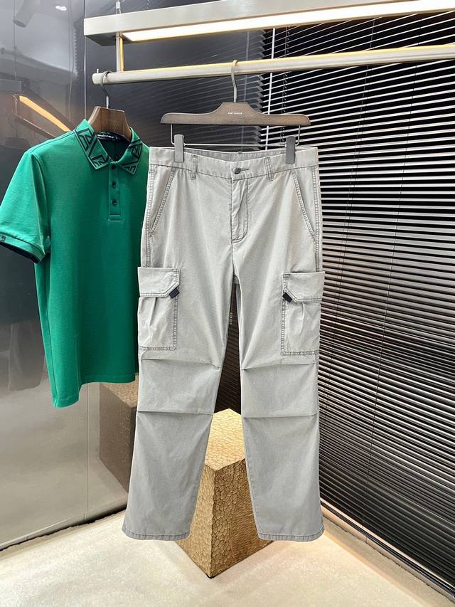 cavalli- 卡瓦利 2025春夏季新款牛仔工装裤 进口意大利高定牛仔面料 时尚休闲 休闲版型 微弹力面料 面料舒适柔软，突破常规牛仔的面料手感，不闷热，舒