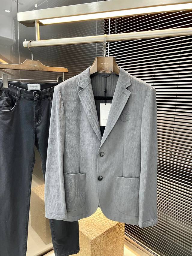 gucci 古驰 2025春夏季新品西装外套。时尚商务休闲，进口全棉面料 淡淡光泽 柔软顺滑 质感细腻。完美剪裁合体贴身 舒适 塑形有型。手感我无法言喻 帅气干