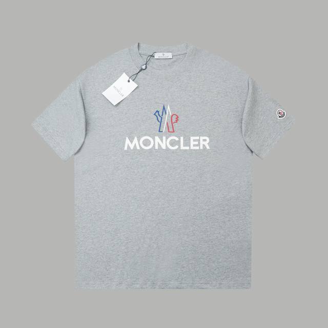 monc25Ss春夏新款 Logo刺绣皮标短袖 轻奢主义 男女日常通勤穿搭必备单品 正确版本 欢迎对比 详细特征 260克 % 纯棉双纱汗布面料 同缸定染特种加